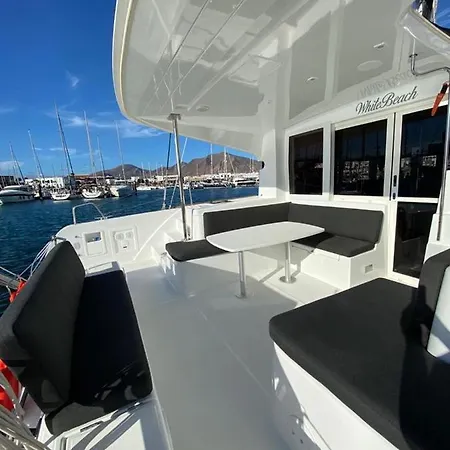 Catamaran White Beach Båthotell